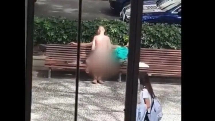 La pareja fue captada teniendo relaciones por chicos de un colegio.