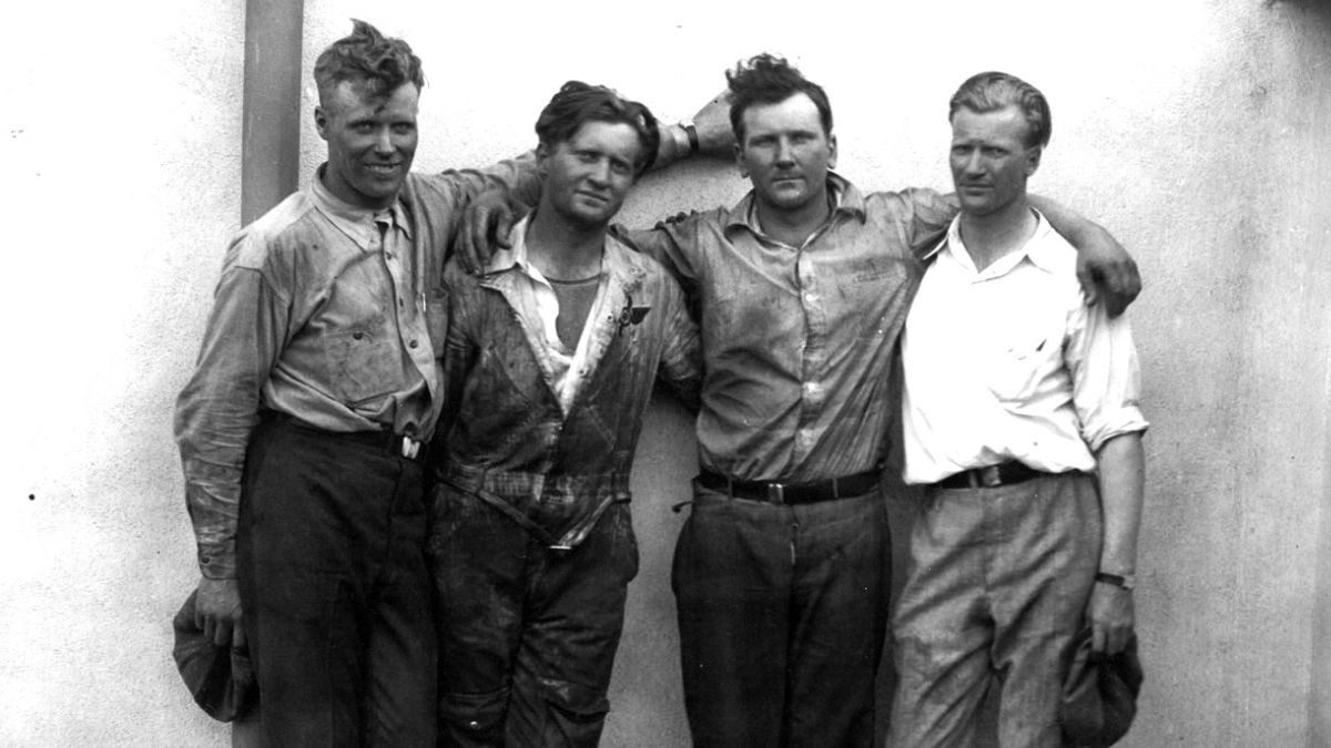 Una vez logrado el récord mundial, los hermanos posaron para los medios de prensa estadounidenses. En el centro, Kenneth y John (con la ropa sucia de aceite), los que establecieron la nueva marca y, en ambos extremos, Albert y Walter, quienes los reabastecieron durante 23 días. Una vez logrado el récord mundial, los hermanos posaron para los medios de prensa estadounidenses. En el centro, Kenneth y John (con la ropa sucia de aceite), los que establecieron la nueva marca y, en ambos extremos, Albert y Walter, quienes los reabastecieron durante 23 días.