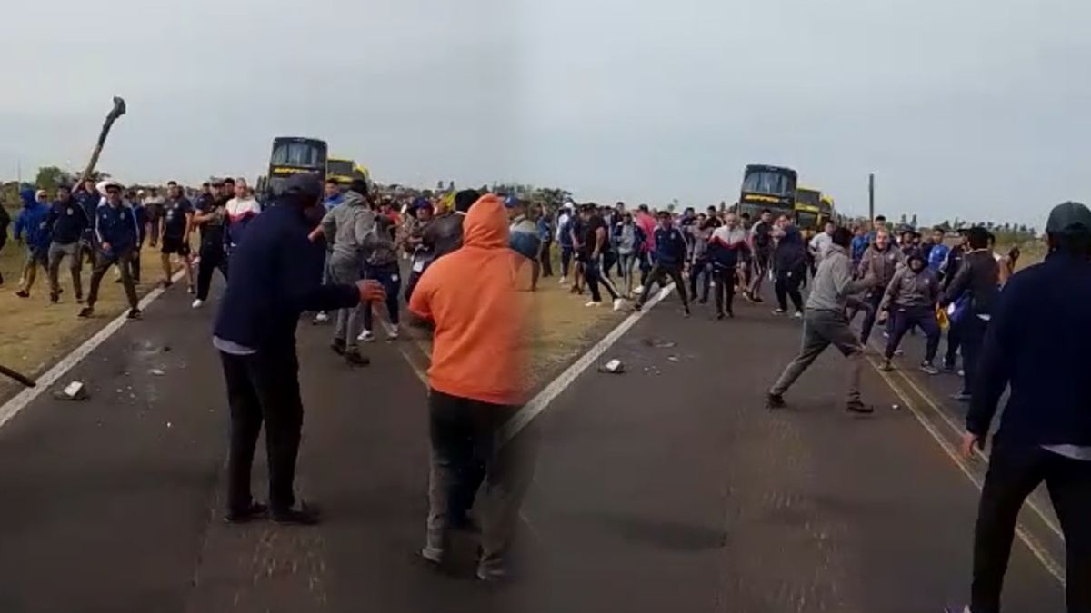 Barrabravas de Talleres de Córdoba se enfrentaron con manifestantes sobre la ruta 11 a la altura de Tacuarendí.