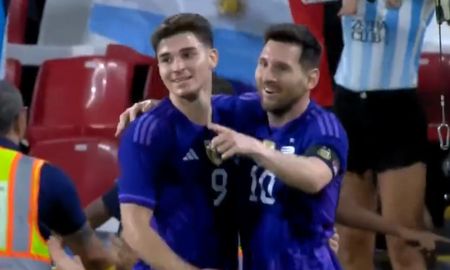 Julián Álvarez adelantó a la Selección Argentina ante Emiratos Árabes, tras una gran asistencia de Lionel Messi. Julián Álvarez adelantó a la Selección Argentina ante Emiratos Árabes, tras una gran asistencia de Lionel Messi.