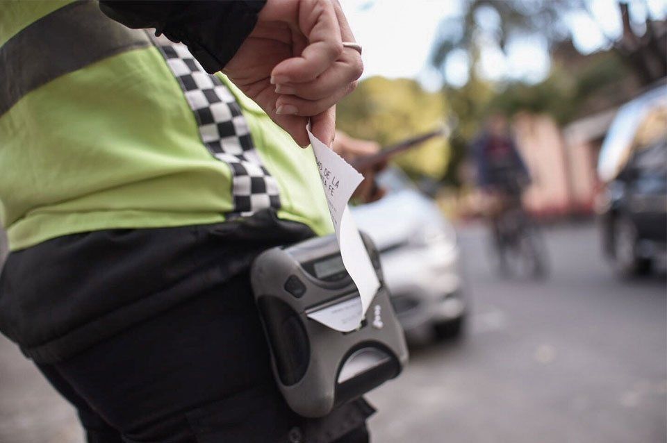 Cada vez más automovilistas utilizan el celular mientras conducen. 