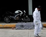 El trabajador de un cementerio utiliza un traje protector afuera de un cuarto de cremaci&oacute;n - M&eacute;xico (Foto: Reuters/Carlos Jasso)