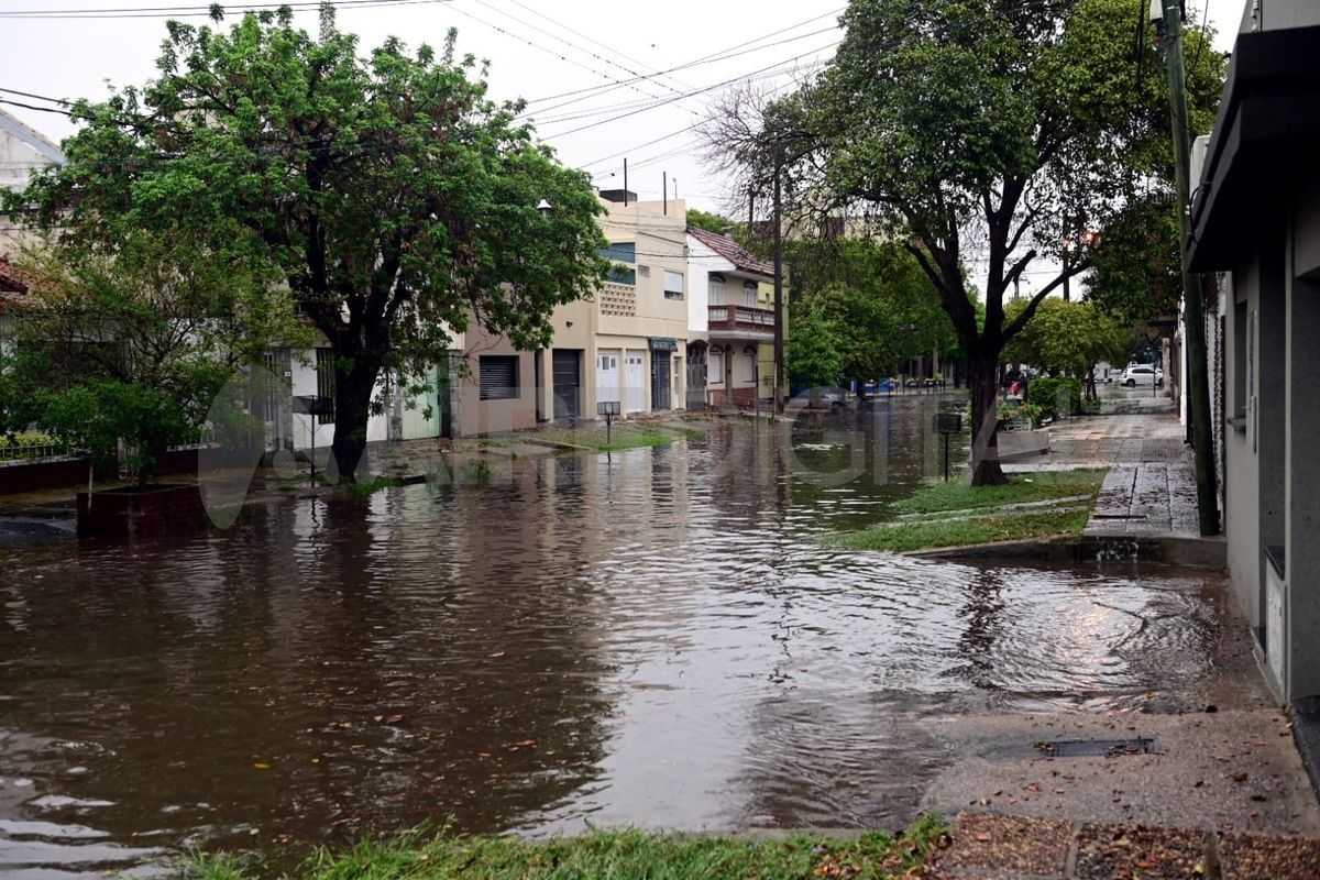 El agua provocó el anegamiento en varias calles de la ciudad de Santa Fe. El agua provocó el anegamiento en varias calles de la ciudad de Santa Fe.