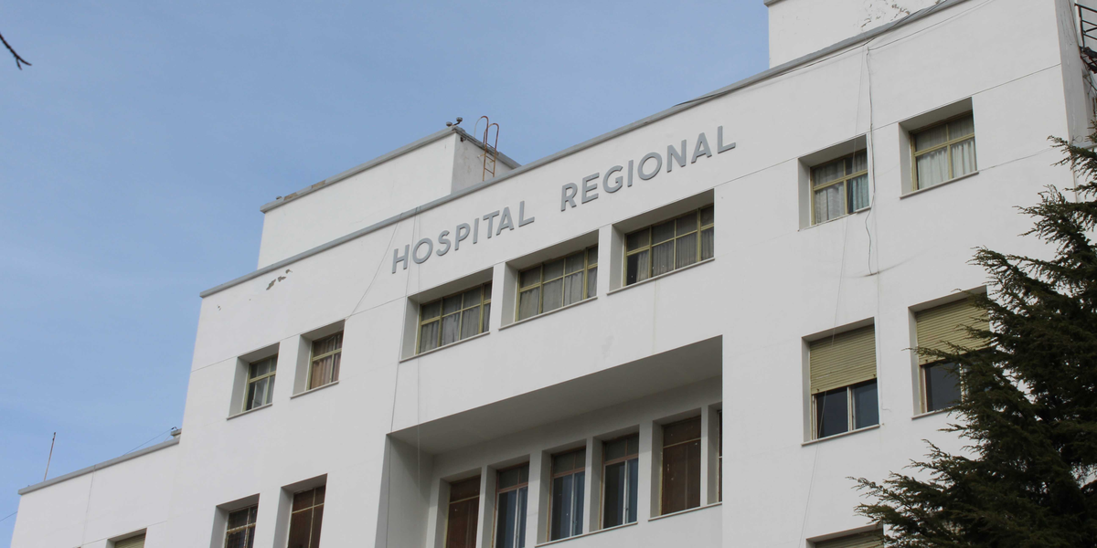 Quiso pegarle a su pareja, ella lo prendió fuego y está grave.