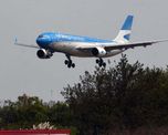 Aerolíneas Argentinas confirmó la cancelación de sus operaciones programadas desde el interior del país hacia Miami, una ruta que incluía dos vuelos semanales a partir de junio para el mundial de fútbol. Aerolíneas Argentinas confirmó la cancelación de sus operaciones programadas desde el interior del país hacia Miami, una ruta que incluía dos vuelos semanales a partir de junio para el mundial de fútbol.