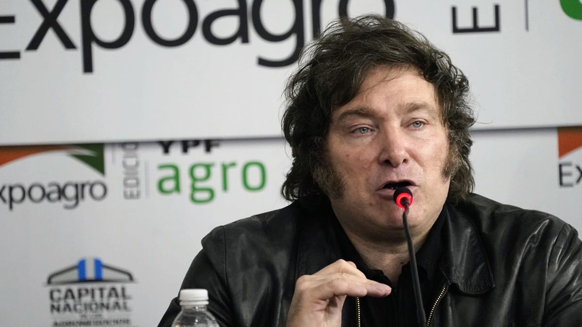 Ante empresarios y productores que participaron del evento, y acompañado por parte de su gabinete, el Presidente confirmó la continuidad del plan económico. Ante empresarios y productores que participaron del evento, y acompañado por parte de su gabinete, el Presidente confirmó la continuidad del plan económico.