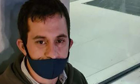Ángel pedía limosna y ofrecía su curriculum al mismo tiempo. Ángel pedía limosna y ofrecía su curriculum al mismo tiempo.