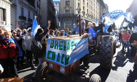 Ruralistas de distintas localidades llegaron este sábado en tractores hasta la Plaza de Mayo. Ruralistas de distintas localidades llegaron este sábado en tractores hasta la Plaza de Mayo.