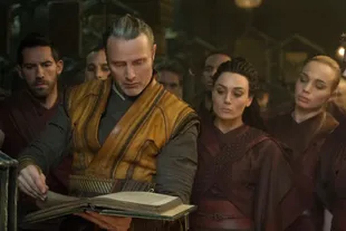 Mads Mikkelsen y Zara Pythian en un fotograma de Doctor Strange