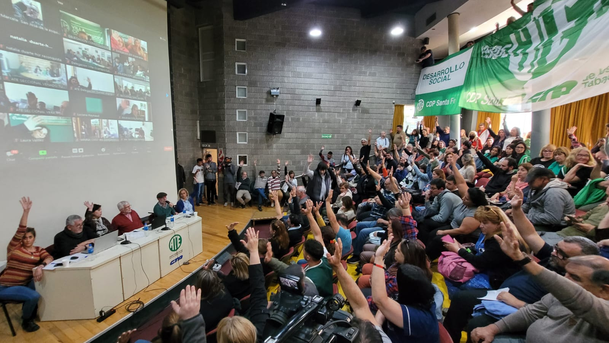 Paritarias en Santa Fe: ATE y Upcn aceptaron el segundo aumento salarial del 31% que propuso el gobierno