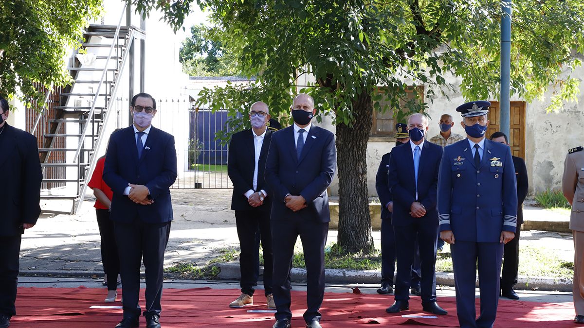 “Cada guerra tiene en la historia su trasfondo, tiene sus salidas, algunas definieron territorios, otras nos hicieron libres y, esta que protagonizaron ustedes, nos permitió el retorno a la democracia. Y ese es otro de los enormes reconocimientos que el pueblo argentino tiene que darles a diario”, agregó Perotti.