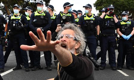Australia: las fuerzas de seguridad reprimieron con gas pimienta a los manifestantes. Australia: las fuerzas de seguridad reprimieron con gas pimienta a los manifestantes.