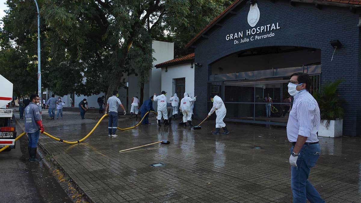 Una nutrida cuadrilla de trabajadores municipales&nbsp;intervienen con sus respectivos elementos de trabajo y equipamiento en inmediaciones del Hospital Perrando para la desinfecci&oacute;n.