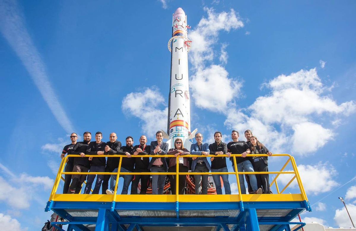 Equipo de la compañía española PLD Space junto a su cohete Miura-1. Equipo de la compañía española PLD Space junto a su cohete Miura-1.