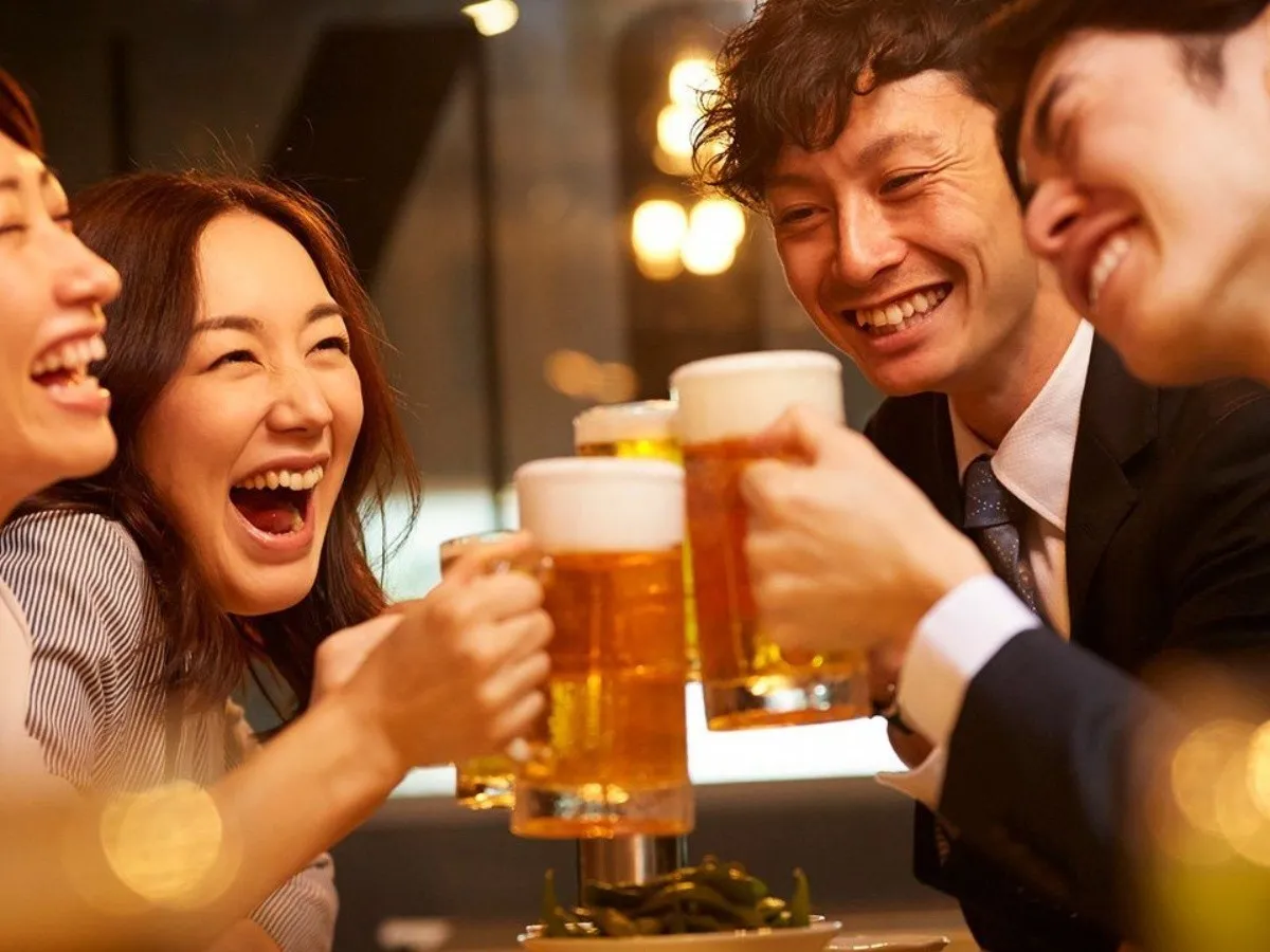 Por qué Japón lanzó una campaña para que los jóvenes tomen más alcohol