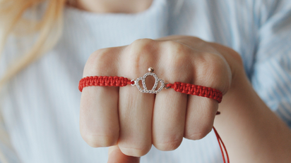 ¿En qué mano hay que usar las pulseras para atraer la buena suerte?