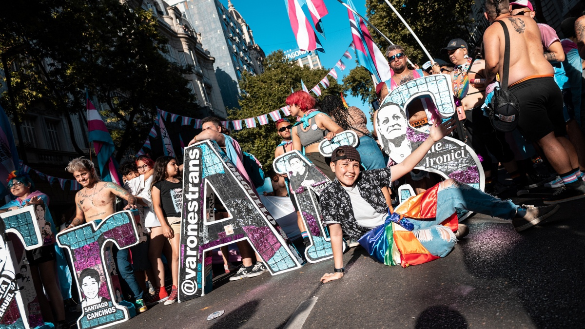 El clima festivo era compartido por los miles de personas que se concentraron en la Plaza de Mayo para marchar hacia el Congreso.