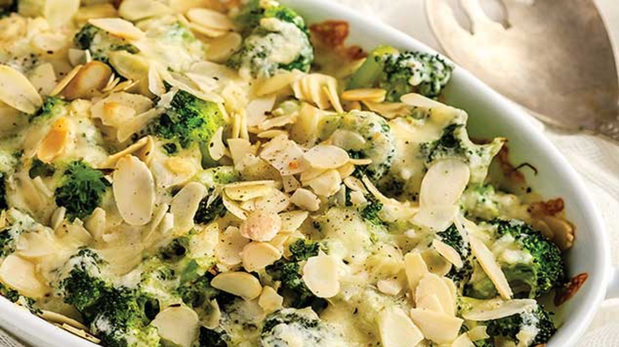 Disfruta de esta receta fácil de brócoli al horno con queso, ideal para acompañar cualquier comida.