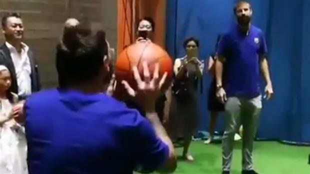 Messi, también crack en básquet