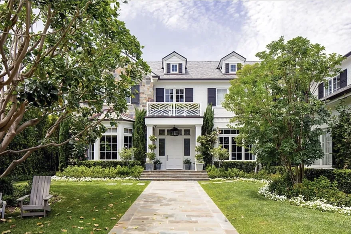 La mansión de LeBron James, ubicada en Los Ángeles, contaba con seis habitaciones, ocho baños, un cine, un gimnasio y un infaltable aro de básquet cerca del garage.