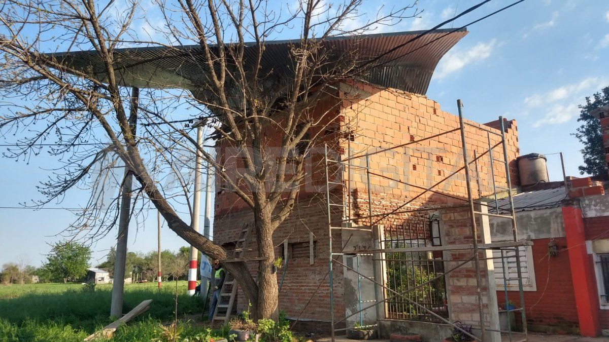 El techo no cayó a la calle porque hay un árbol grande al costado de la vivienda en construcción que lo sostuvo.