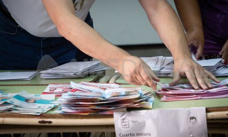 Uno de los casos paradigmáticos de este esquema de impresión de votos con fondos públicos sin control se da en Santa Fe y tiene relación directa con el Partido Libertario de Javier Milei. Uno de los casos paradigmáticos de este esquema de impresión de votos con fondos públicos sin control se da en Santa Fe y tiene relación directa con el Partido Libertario de Javier Milei.