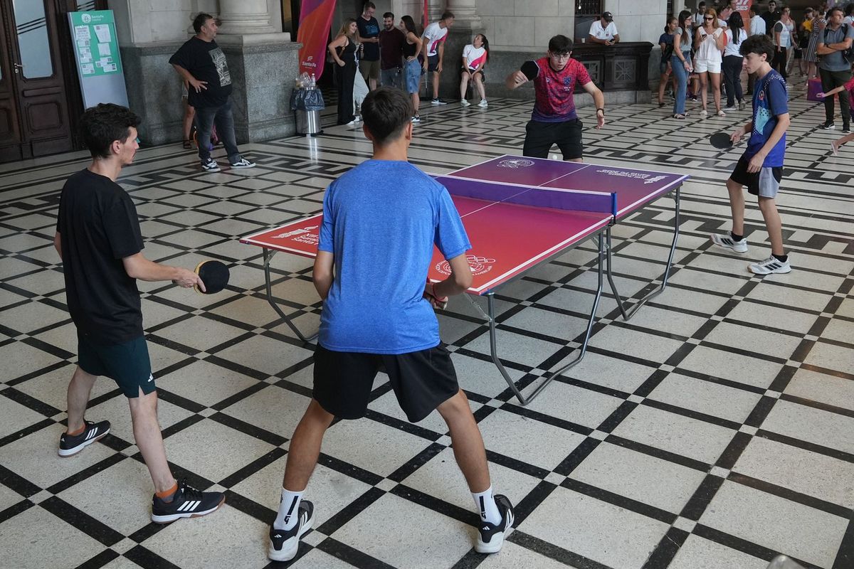 Para los voluntarios se prevén funciones vinculadas a la atención de los Comités Olímpicos Nacionales, logística de alojamiento y comidas, información al público, gestión de materiales e infraestructura, y activaciones de marketing en estadios y fan fest (foto).