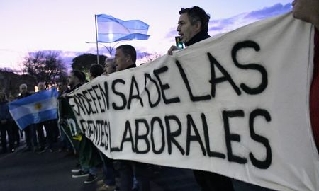 Trabajadores de Vicentin, durante una protesta para exigir que se defiendan las fuentes laborales.