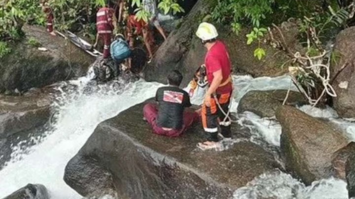 Un adolescente murió ahogada al caerse de un cascada mientras intentaba tomarse una selfie.