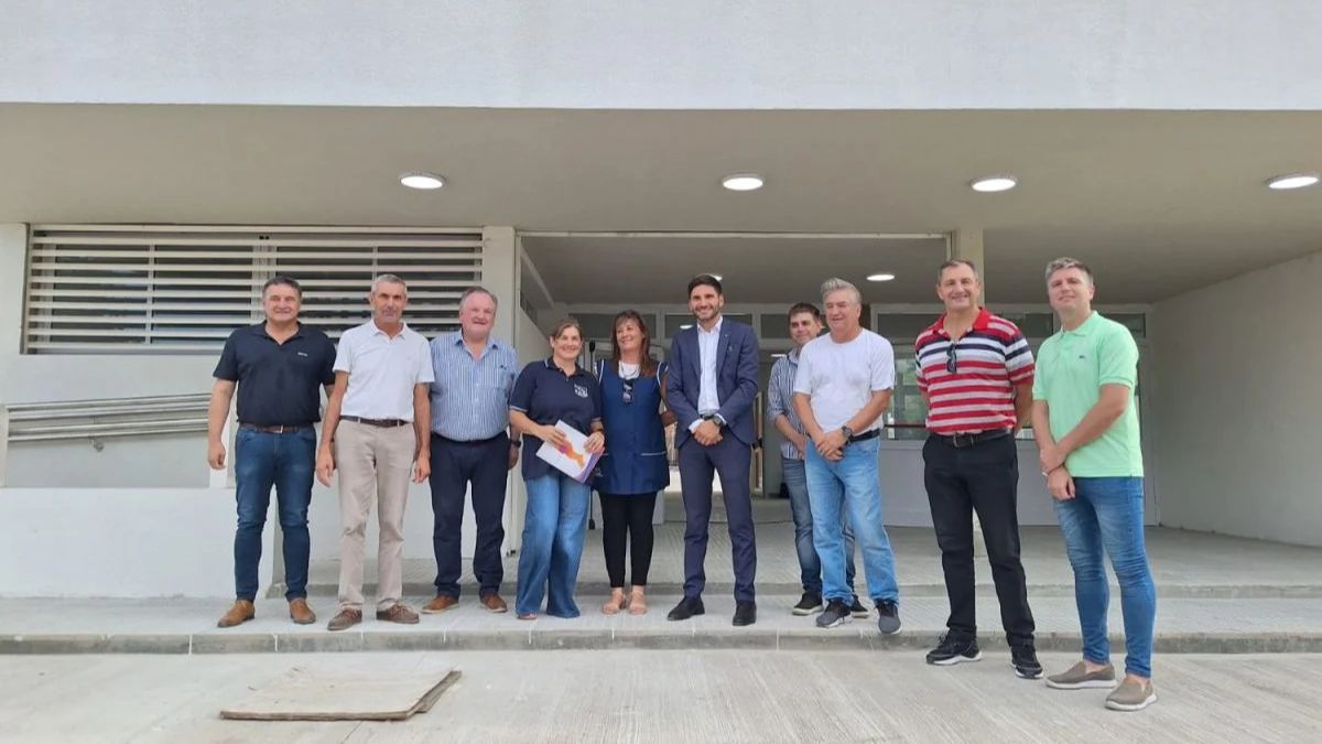 Maximiliano Pullaro y Felipe Michlig fueron a ver el avance de la obra de retechado del Hospital Julio César Villanueva. Maximiliano Pullaro y Felipe Michlig fueron a ver el avance de la obra de retechado del Hospital Julio César Villanueva.