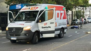 Un accidente entre una moto y un colectivo dejó el saldo de una persona fallecida este lunes por la tarde en Santa Fe.