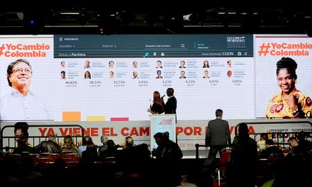 Gustavo Petro (izquierda) reunía 40,4% de los votos, seguido por Rodolfo Hernández (derecha), con 27,9% en el preconteo no vinculante que elabora la Registraduría Nacional del país, cuando se lleva escrutado 91,66% de las mesas para la muestra. Gustavo Petro (izquierda) reunía 40,4% de los votos, seguido por Rodolfo Hernández (derecha), con 27,9% en el preconteo no vinculante que elabora la Registraduría Nacional del país, cuando se lleva escrutado 91,66% de las mesas para la muestra.