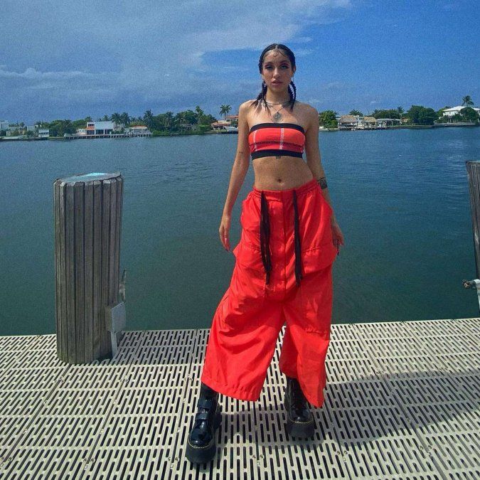 Sorprendió con un look total red y se llevó todas las miradas.