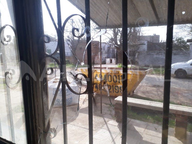 Amenazas a la vecinal San Martín: atacaron a piedrazos el kiosco de la vicepresidente