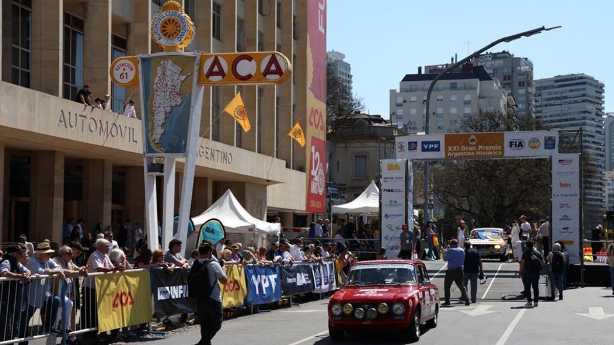 El Gran Premio Argentino Histórico reúne a más de 120 autos clásicos en un recorrido de más de 3.000 kilómetros por distintas provincias del país.