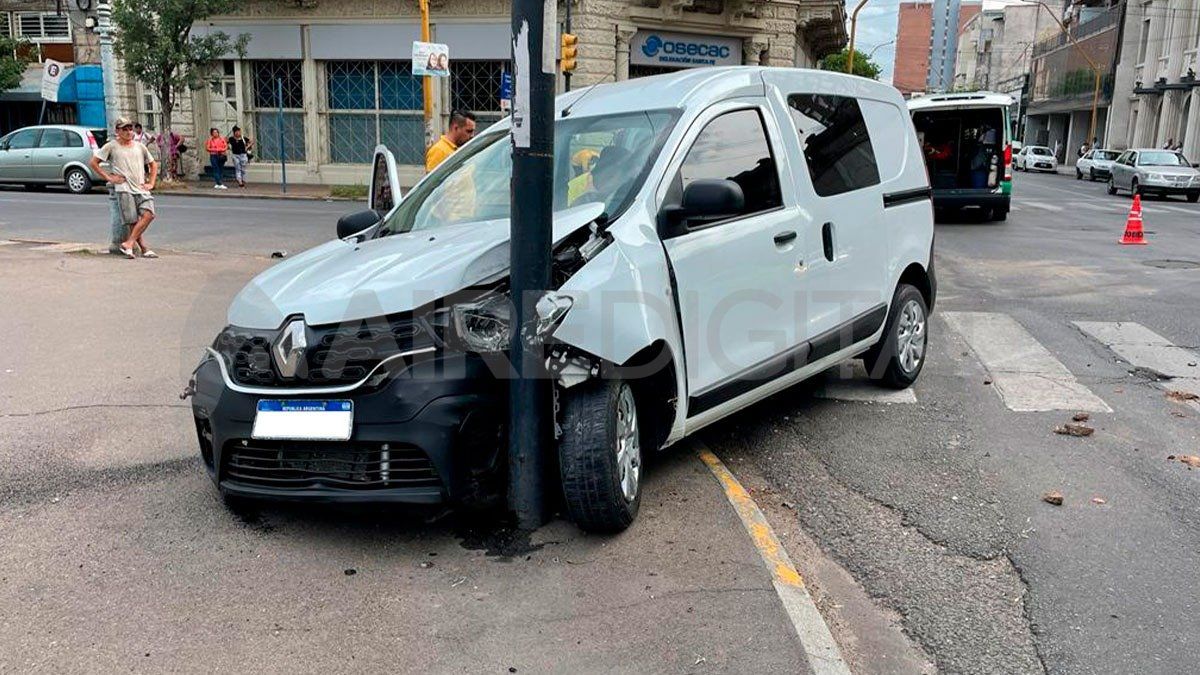 Fuerte accidente en Hipólito Irigoyen y Rivadavia entre un auto y una camioneta