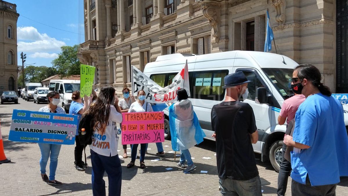 Un grupo de trabajadores de Salud se manifestó este martes frente a Casa de Gobierno. 