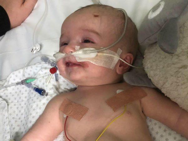 Michael Labuschagne es el bebé que milagrosamente despertó de un coma y sonrío a su padre