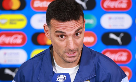 La Conmebol sancionó a Lionel Scaloni con una fecha de suspensión y una multa de 15 mil dólares. La Conmebol sancionó a Lionel Scaloni con una fecha de suspensión y una multa de 15 mil dólares.