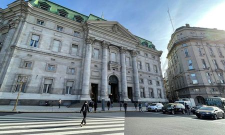 La privatización de la principal entidad financiera había sido propuesta por el Gobierno, pero el Congreso la rechazó.
