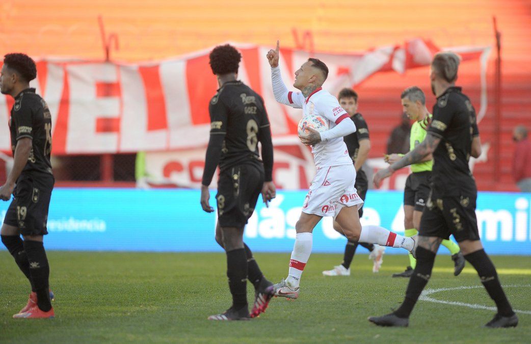 Después de una jugada en la que el árbitro Hernán Mastrángelo consideró mano de Gonzalo Piovi, Jhonatan Candia anotó de penal el 1-1 en el encuentro entre Huracán y Colón, por la tercera fecha del Torneo de la Liga Profesional.