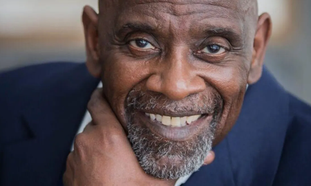 Chris Gardner su vida fue llevada a una película por haber vivido en la pobreza y haberse convertido en millonario. Chris Gardner su vida fue llevada a una película por haber vivido en la pobreza y haberse convertido en millonario.