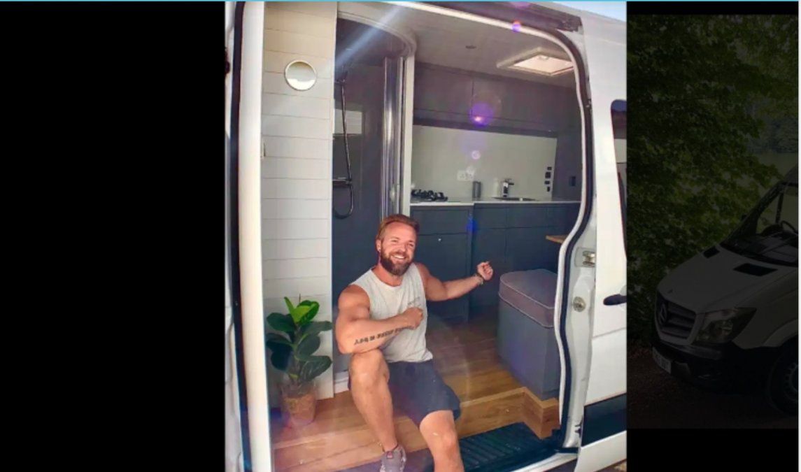 Transform&oacute; su camioneta en una lujosa mini vivienda.