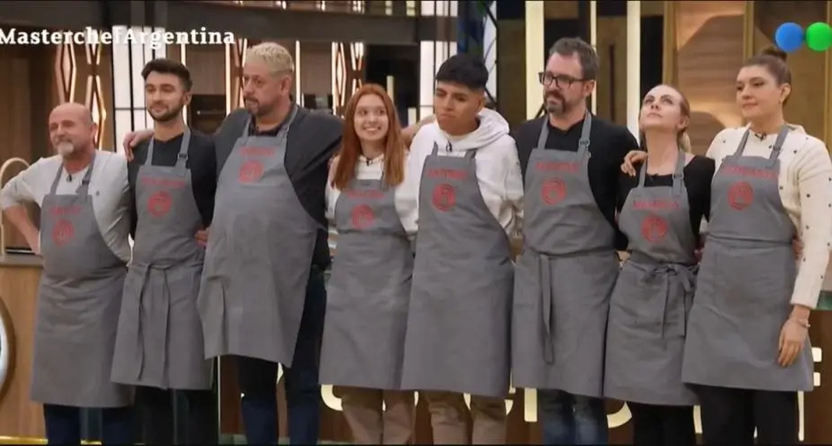 De izquierda a derecha, ocho participantes de MasterChef: Emilio, Juan Ignacio, Carlos, Delfina, Antonio, Agustín, Micaela y Estefanía.