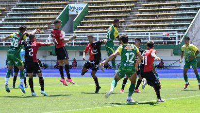 Copa Liga Profesional: Colón derrotó 3-0 a Defensa y Justicia en su estreno en el torneo