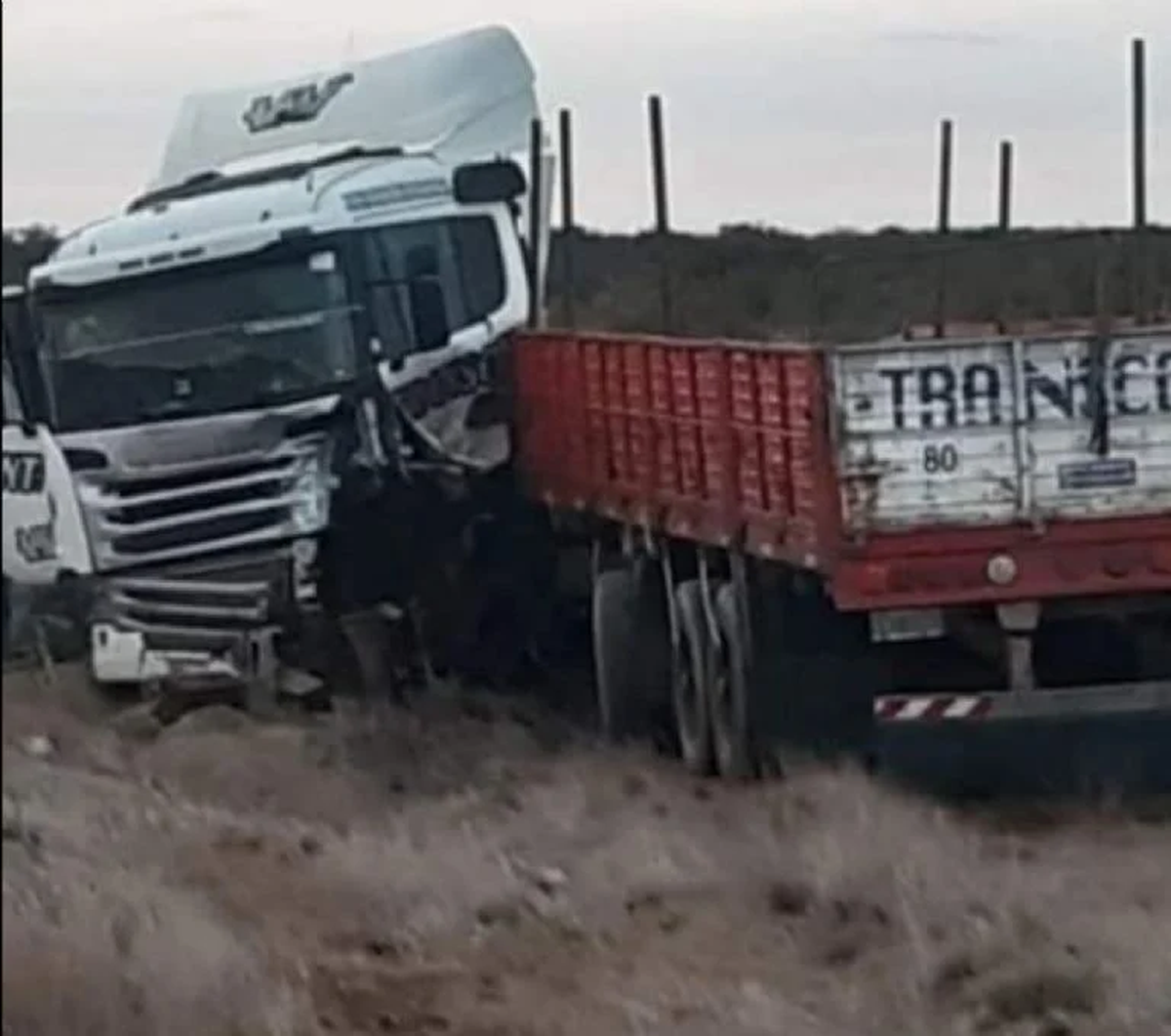 El impacto entre los dos vehículos fue de manera frontal. El impacto entre los dos vehículos fue de manera frontal.