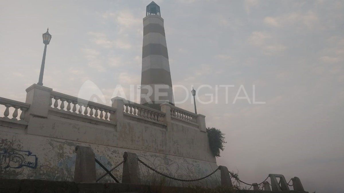 El faro de la Costanera Oeste fue inaugurado en 1996 por el entonces gobernador Jorge Obeid y el intendente de la ciudad Horacio Rosatti.