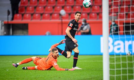 Lucas Alario convirtió un tanto en la victoria del Bayer Leverkusen ante el Eintracht Frankfurt por la Bundesliga. Lucas Alario convirtió un tanto en la victoria del Bayer Leverkusen ante el Eintracht Frankfurt por la Bundesliga.