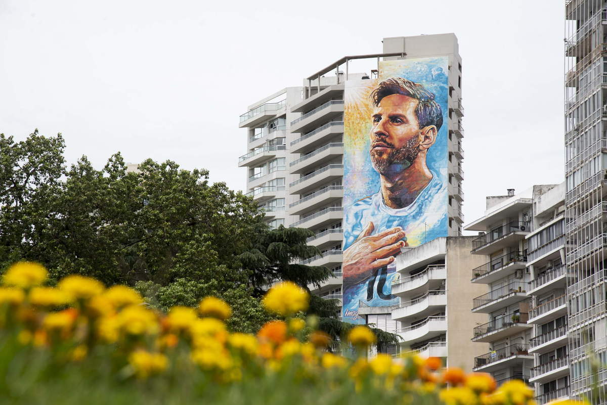 Este mural de 69 metros de altura se convirtió en el homenaje de mayores dimensiones que hay en Rosario para el capitán de la selección argentina de fútbol.