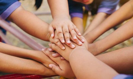 En Argentina, hay aproximadamente 2.200 niños, niñas y adolescentes que esperan ser adoptados y unas 2.400 familias inscriptas para adoptar. En Argentina, hay aproximadamente 2.200 niños, niñas y adolescentes que esperan ser adoptados y unas 2.400 familias inscriptas para adoptar.